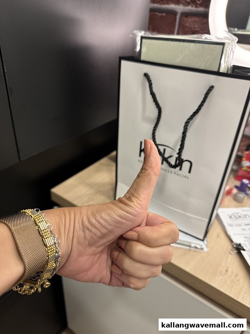 A hand giving a thumbs-up next to a Kskin shopping bag, indicating satisfaction.
