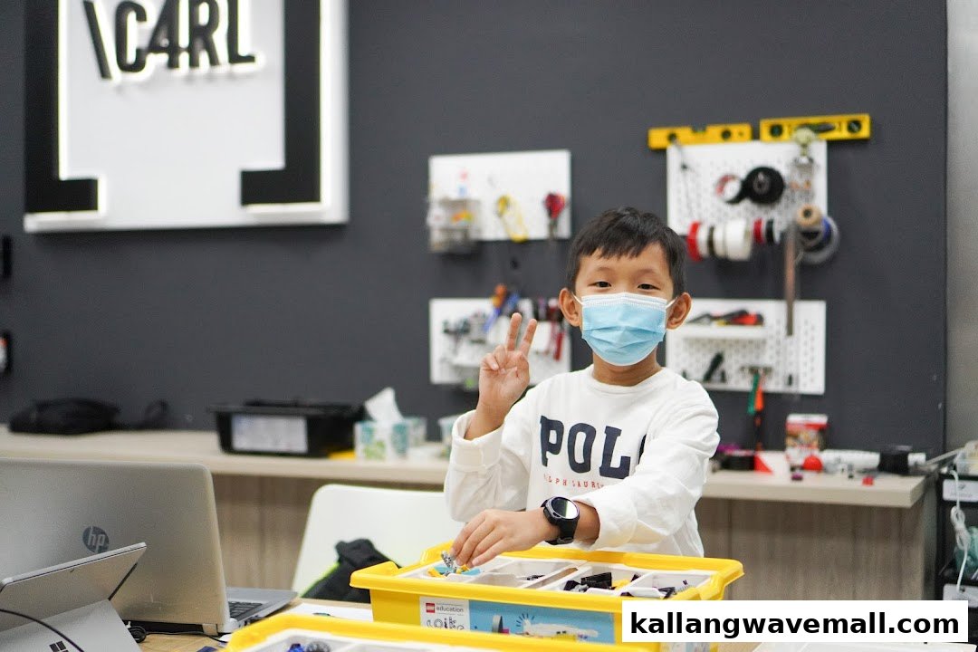 A masked child builds with LEGO Education materials in a Nullspace Robotics workshop.
