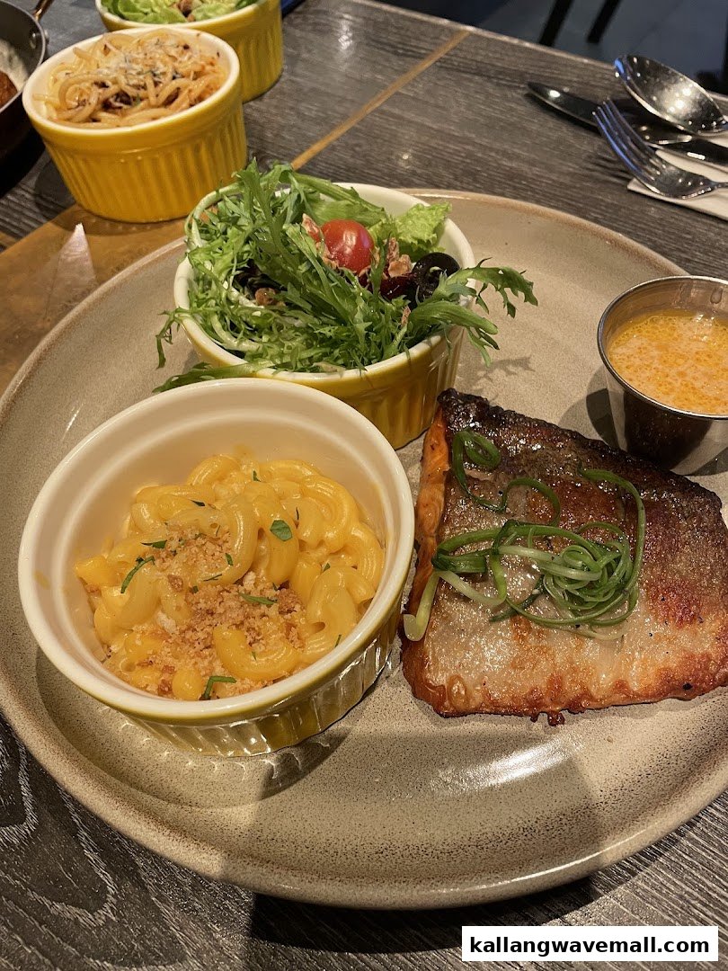 A delicious meal featuring grilled salmon, creamy mac and cheese, and a fresh garden salad.