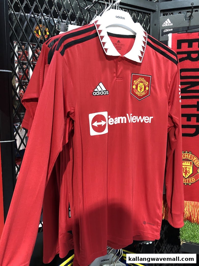 A red Manchester United football jersey with Adidas and TeamViewer logos on display.