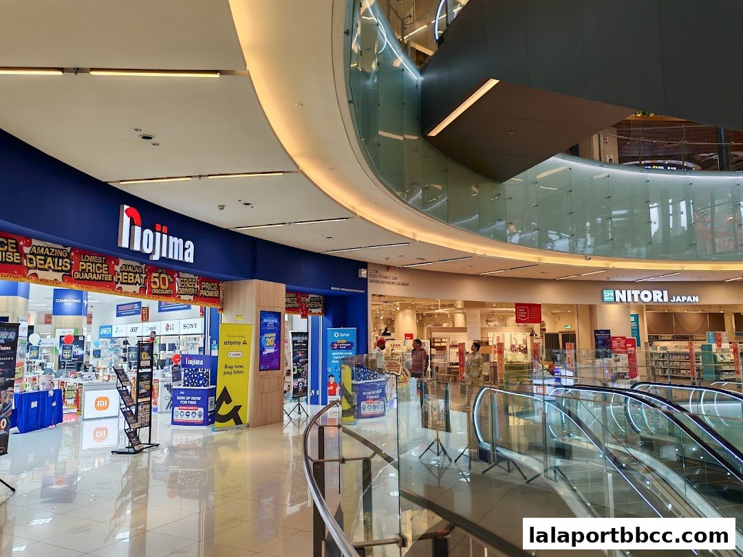 A view of the NITORI JAPAN store entrance and the adjacent NOJIMA electronics store.