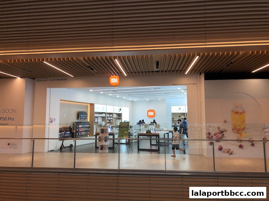 The Xiaomi Store entrance with products displayed inside and a 'Coming Soon' poster.