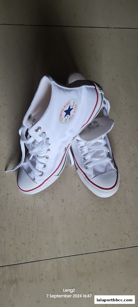 A pair of classic white Converse Chuck Taylor All-Star high-top sneakers.