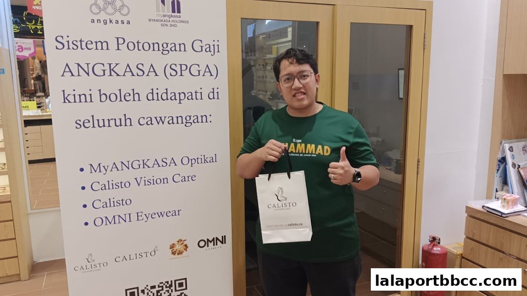 A man in a green t-shirt gives a thumbs up next to a promotional banner for Calisto Vision Care.