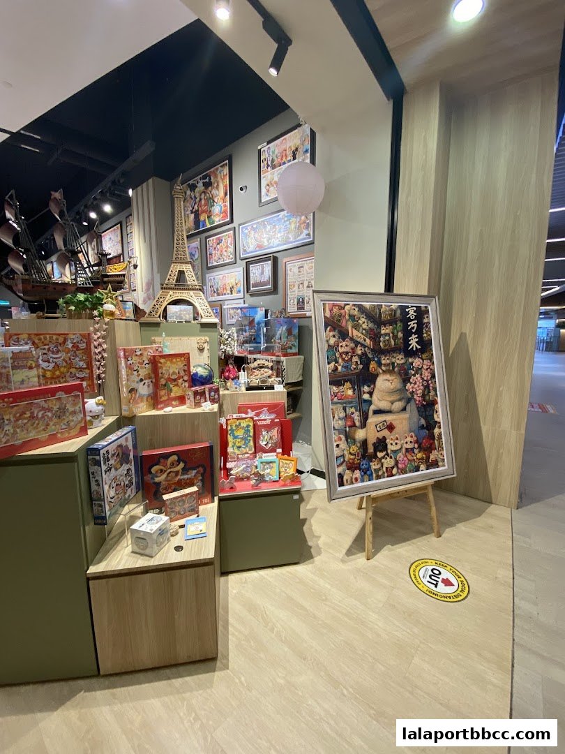 A shop interior displaying various puzzles, toys, and decorative items, including a large cat-themed puzzle.