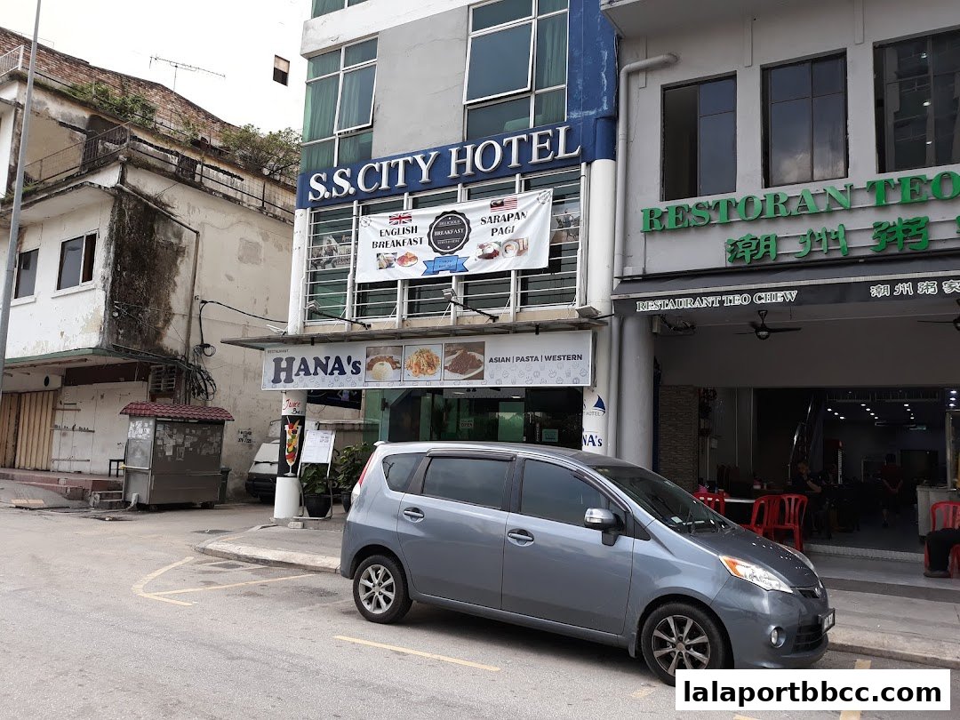 Exterior view of S.S. City Hotel and adjacent restaurants Hana's and Teo Chew.