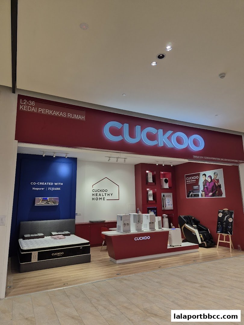 The CUCKOO Lalaport shop displays mattresses, water purifiers, and massage chairs.