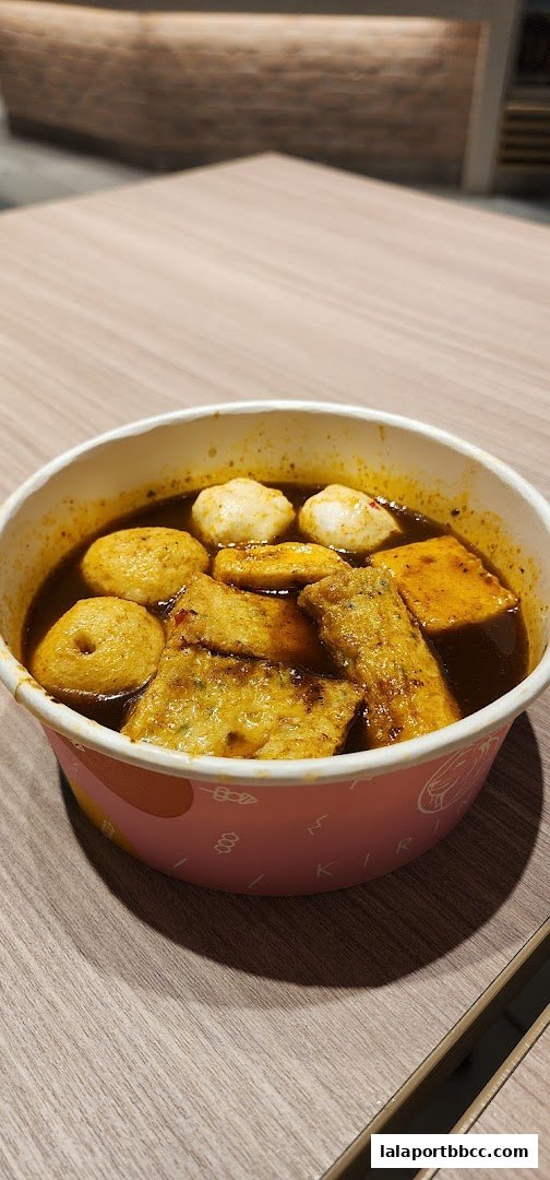 A bowl of delicious fish cakes and meatballs in a savory broth.
