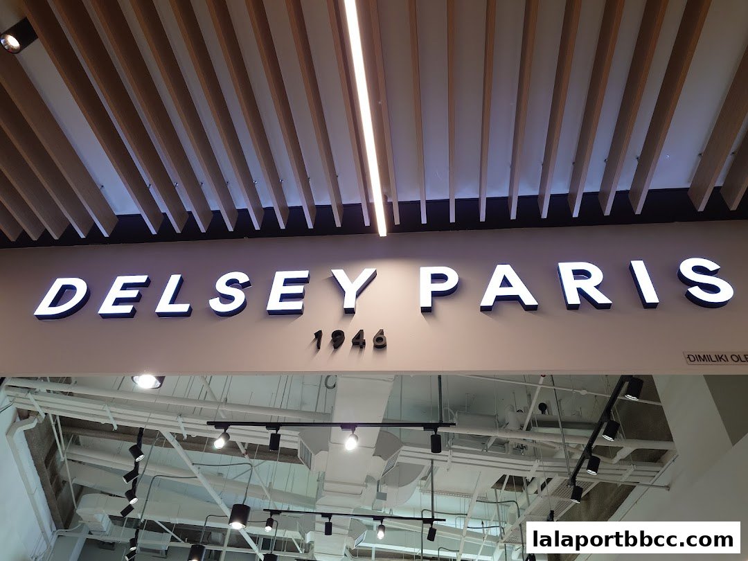 The Delsey Paris store sign with the year 1946 displayed below.