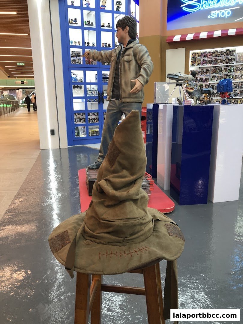 A Harry Potter statue and Sorting Hat are displayed at Sheldonet Toy Store.