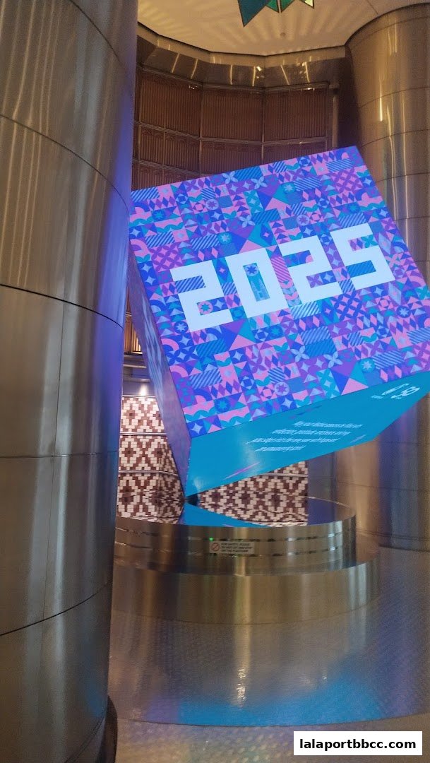 A large cube with '2025' displayed on a colorful geometric pattern.