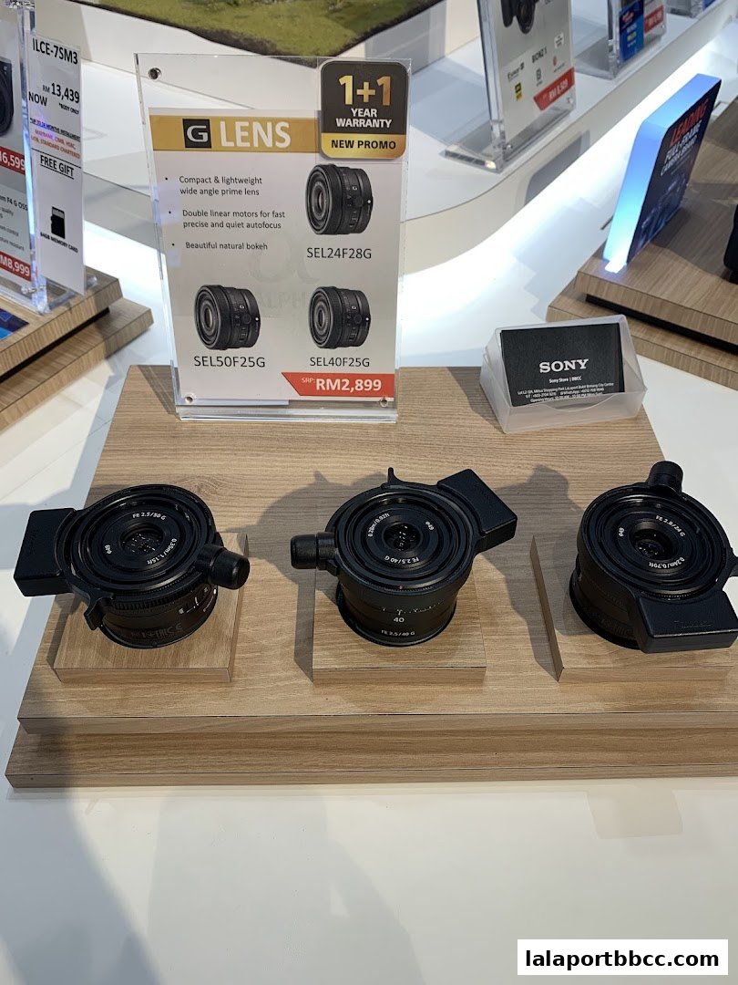 Sony G Lens display featuring SEL24F28G, SEL50F25G, and SEL40F25G lenses with promotional information.