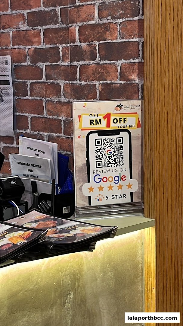 A sign offering RM1 off for reviewing Nasi Lemak by Memang Meow on Google.