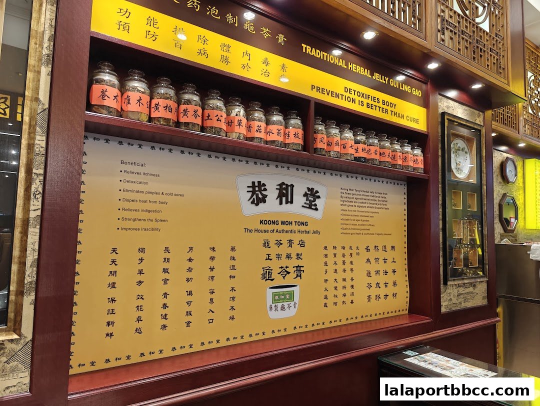 A display of traditional herbal jelly jars and a promotional board with benefits.