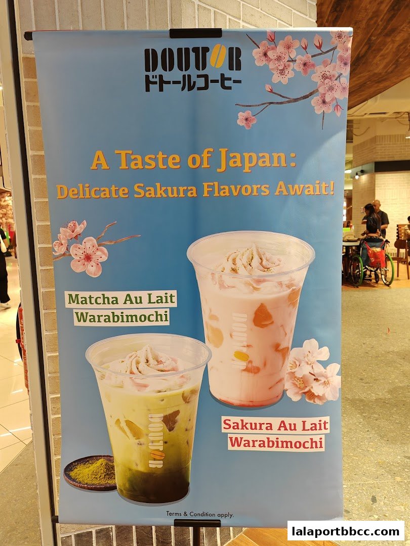 A banner advertising Doutor Coffee's new Sakura and Matcha drinks with Warabimochi.