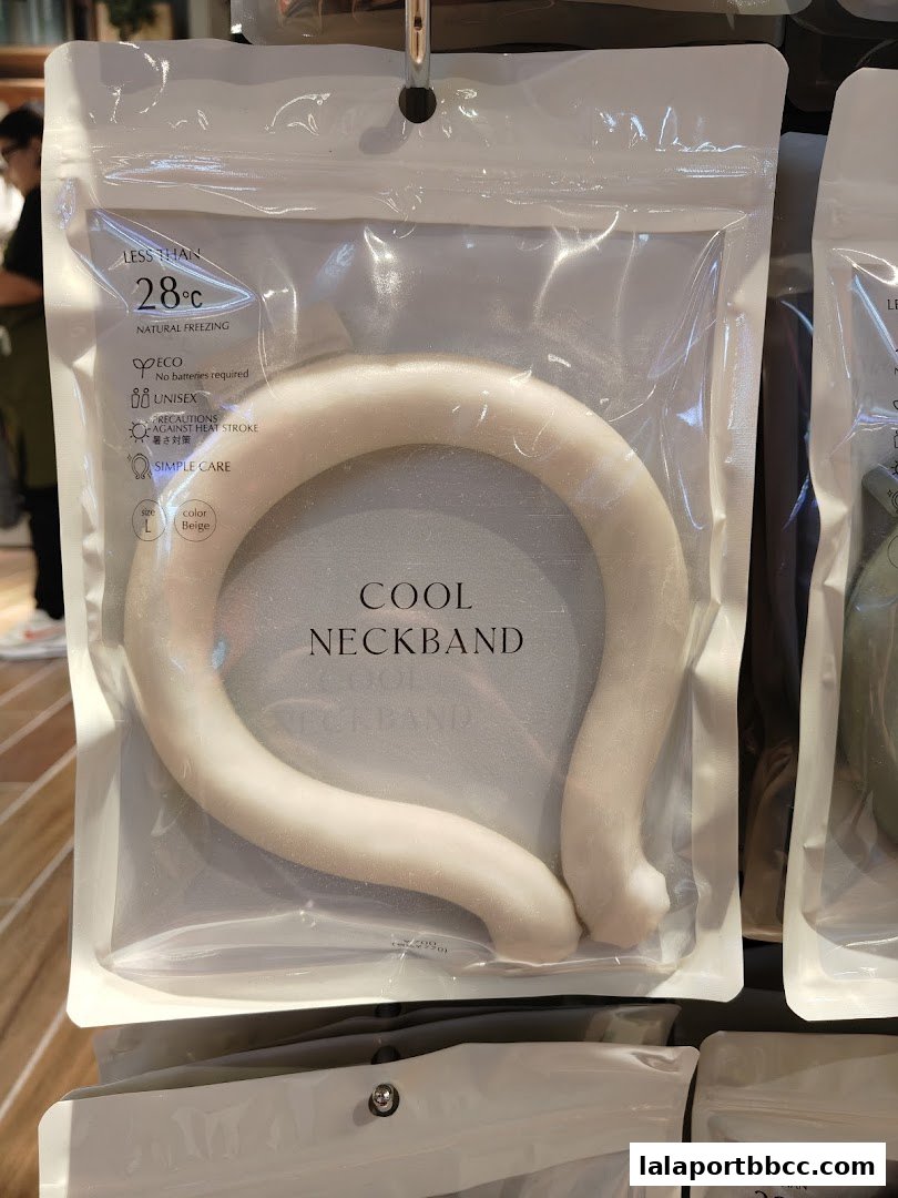 A packaged cool neckband designed for natural freezing and heat stroke prevention.