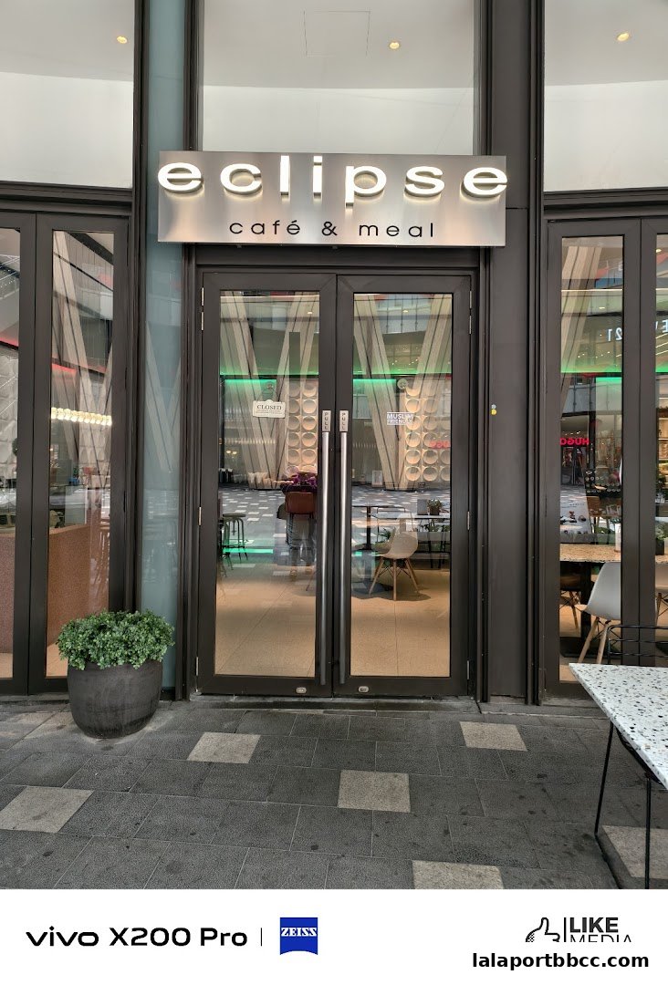 The entrance to Eclipse cafe & meal, with a 'Closed' sign on the door.