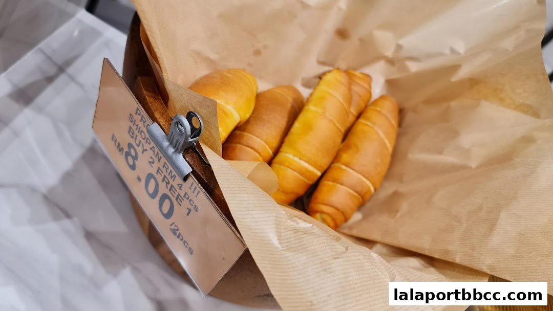 A basket of freshly baked bread rolls with a promotional sign.