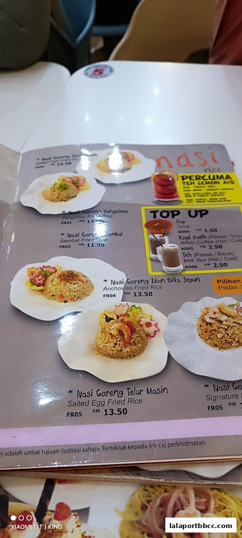 A menu from Restorant Syok Makan showcasing various fried rice dishes and beverage options.