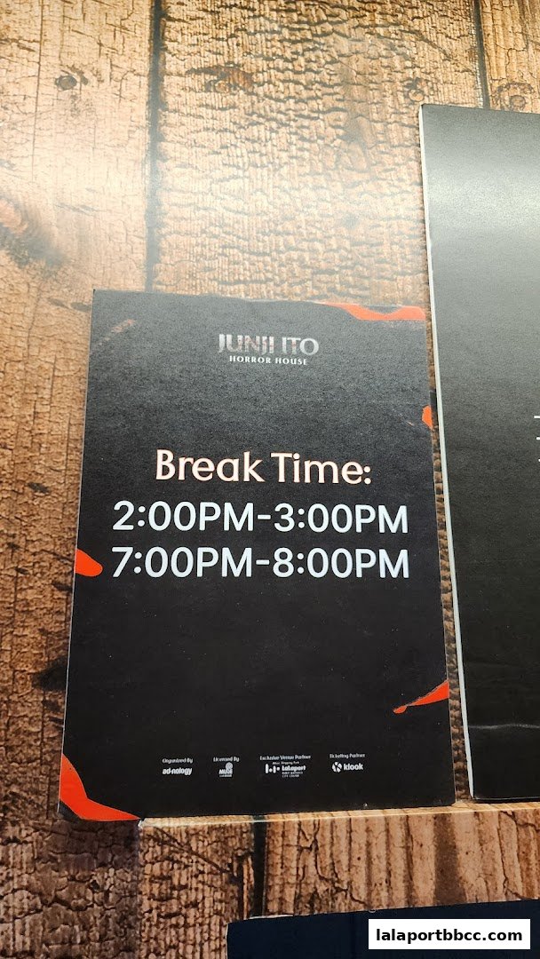 A sign for Junji Ito Horror House indicating break times.