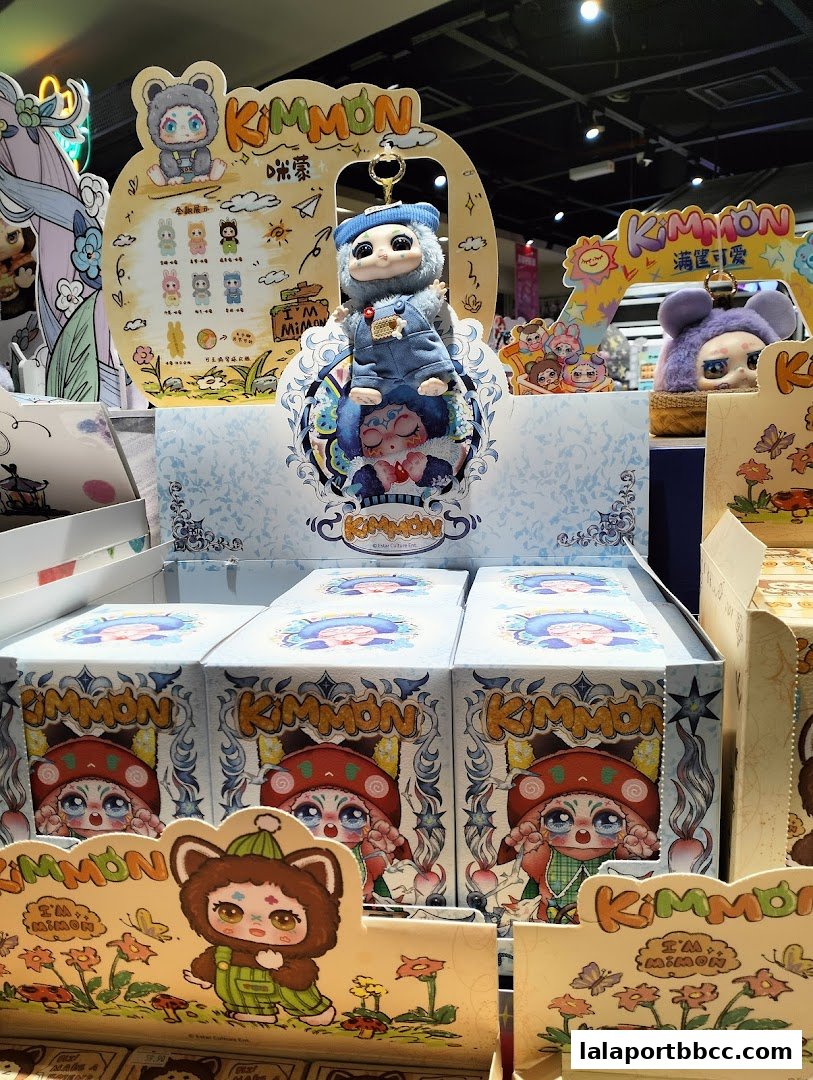 Display of cute collectible toys with 'KIMMON' branding and cartoon characters.