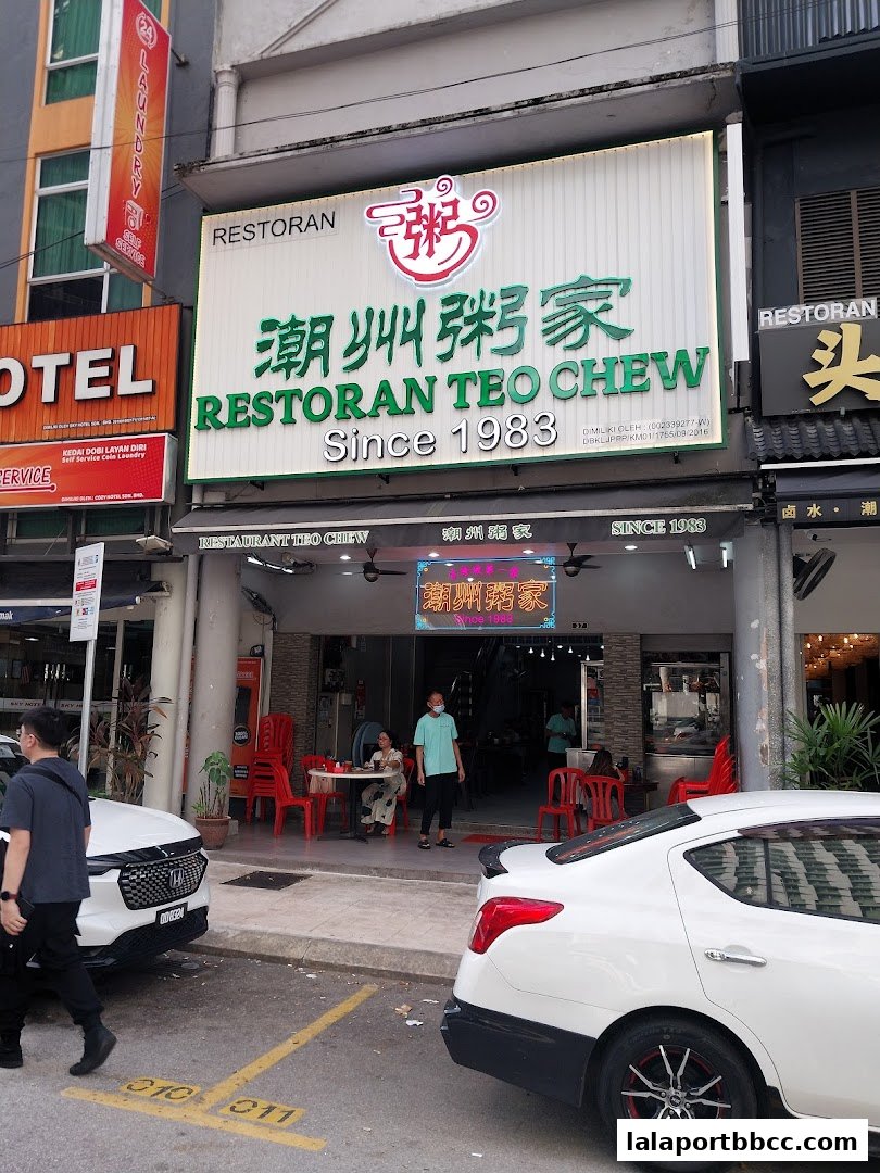 Restoran Teo Chew, a restaurant established in 1983, with its storefront and signage visible.