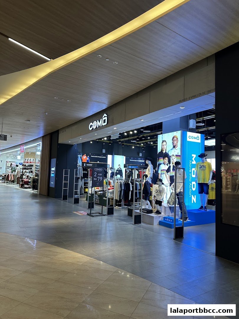The COMO store entrance displays mannequins in trendy apparel and a promotional sign.