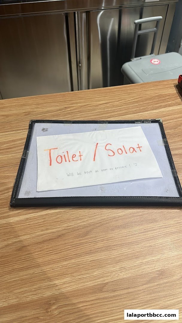 A sign on a counter reads 'Toilet / Solat' and 'Will be back as soon as possible'.