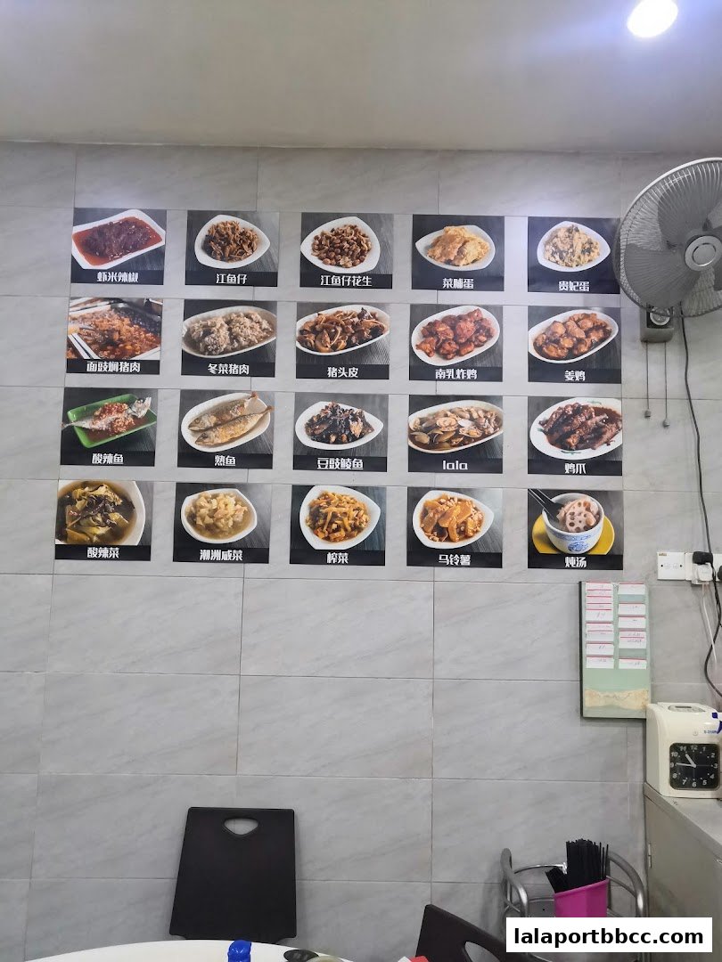 A wall display of various Teochew dishes with their names in Chinese.