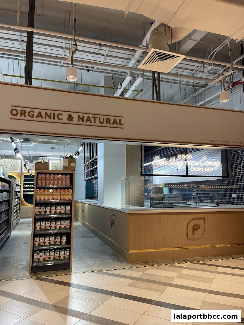 Interior view of The Panas Grocer, showcasing organic and natural products and a service counter.