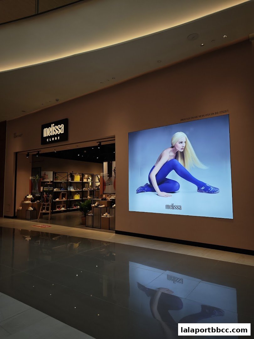 The Clube Melissa shop entrance with shoes displayed and a large advertisement.