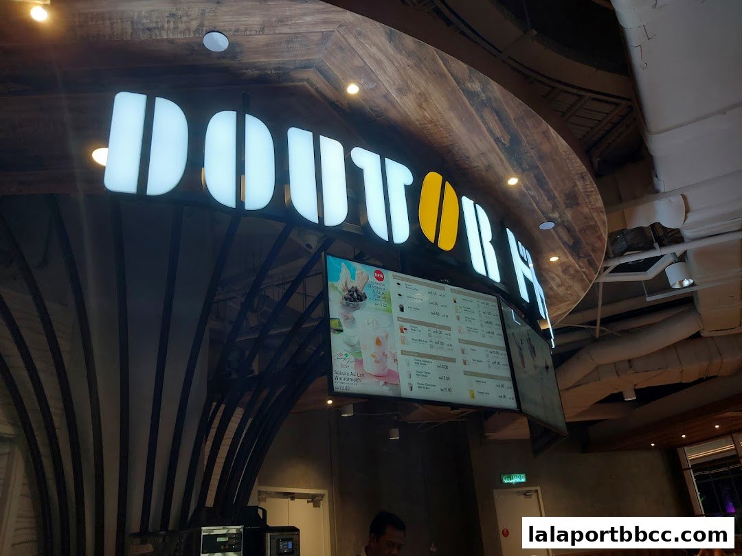 A digital menu board displaying various coffee and drink options at DOUTOR COFFEE.