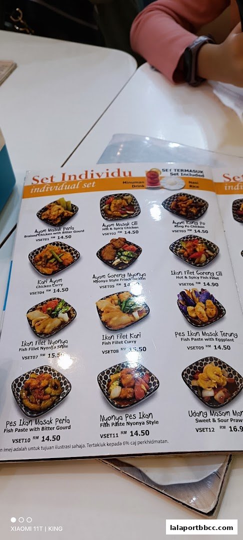A menu from Restorant Syok Makan showcasing various individual set meals with descriptions and prices.