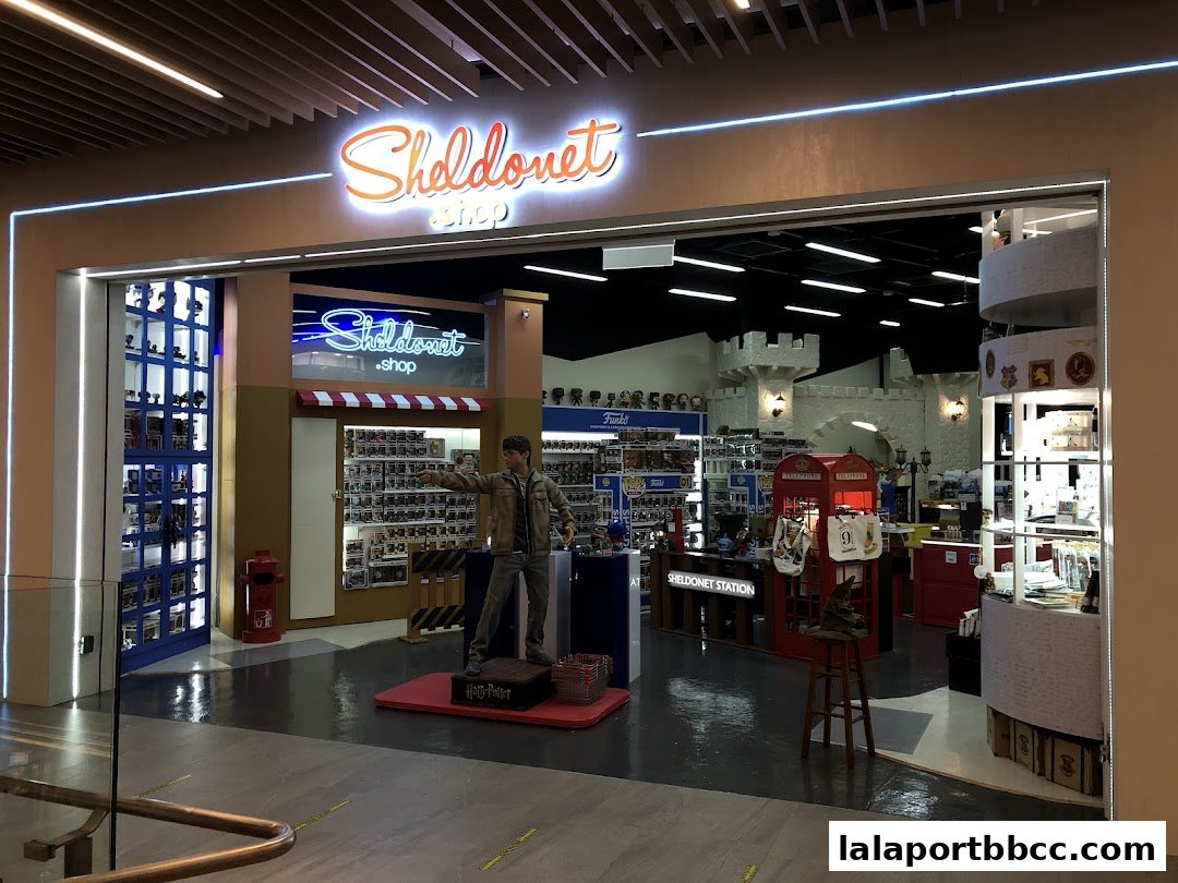The entrance to Sheldonet Shop, a toy store featuring a Harry Potter statue and themed displays.