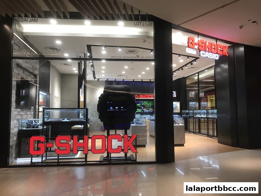 The G-SHOCK CASIO store features a prominent display of watches and its iconic logo.