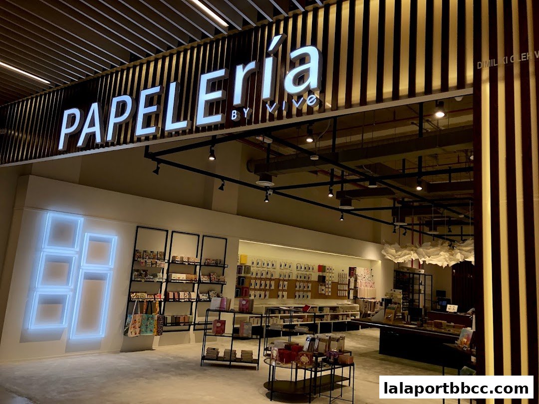 The entrance of Papeleria by VIVE, a stationery shop with a modern and inviting interior.