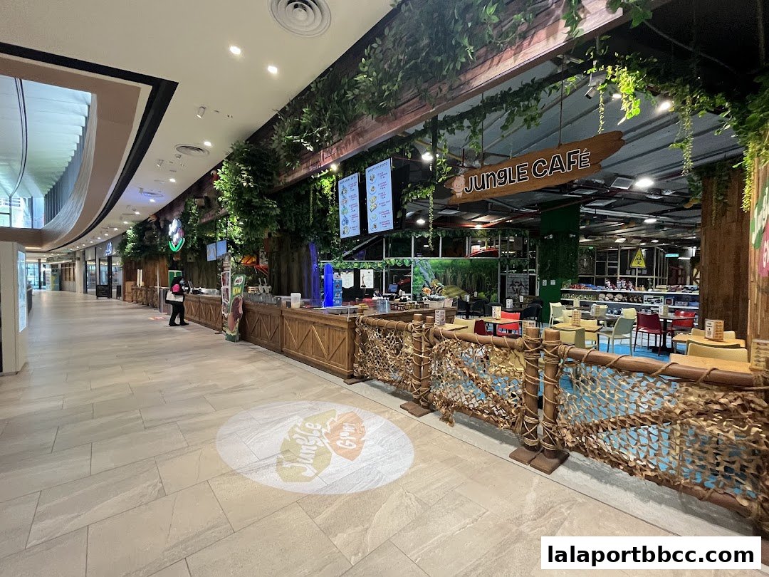 Interior view of Jungle Gym LaLaport BBCC, featuring a cafe area and play zone.