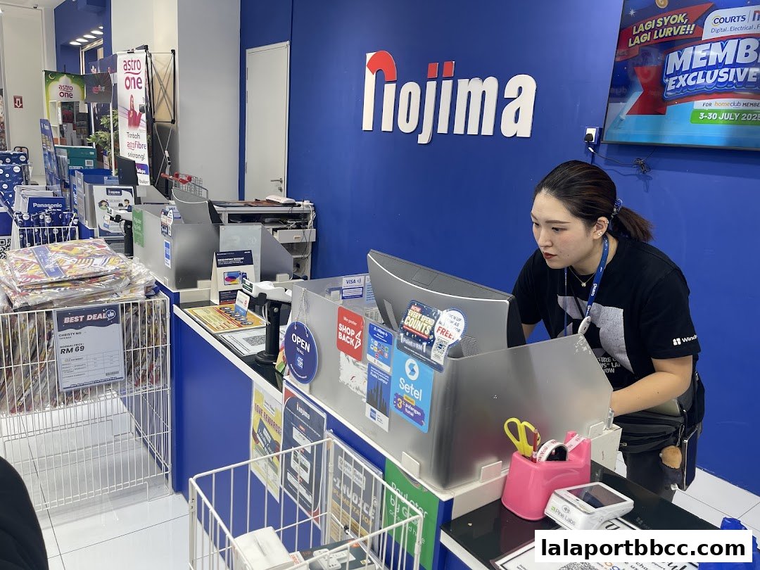 A female employee at the checkout counter of a Nojima electronics store.