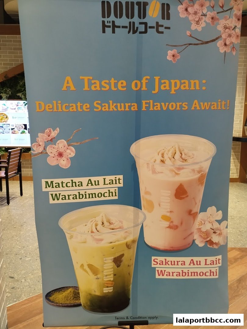 A banner advertising Doutor Coffee's Sakura and Matcha Au Lait Warabimochi drinks.