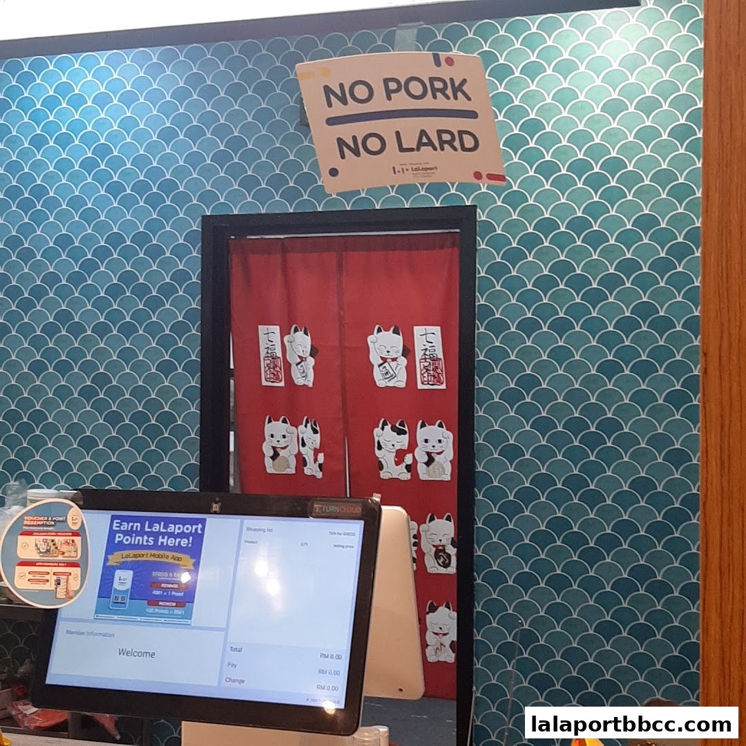 Entrance to Loong Kee Hokkien Mee with a 'No Pork, No Lard' sign and lucky cat decorations.