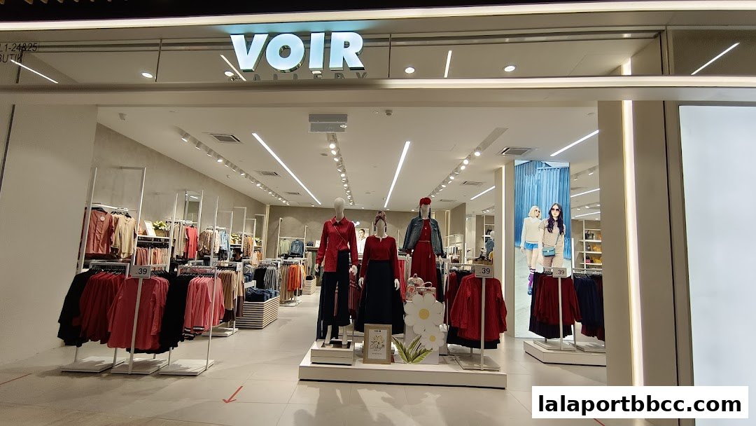 The entrance of Voir Gallery Lalaport, showcasing mannequins and clothing displays.