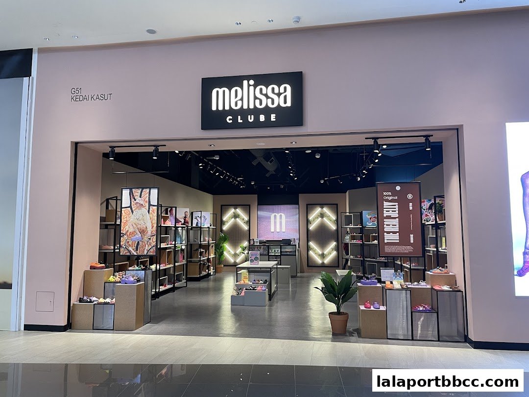 The entrance of a Clube Melissa shoe store, showcasing various footwear displays and modern interior design.