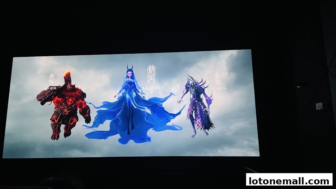 A movie screen displays three animated characters with Chinese text above them.
