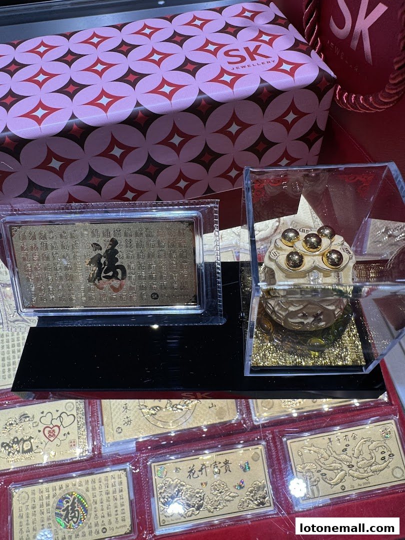 SK Jewellery displays gold bars and decorative items, including a golden frog statue.