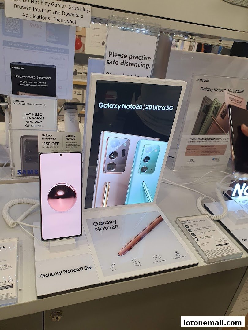 Display of Samsung Galaxy Note20 and Note20 Ultra 5G phones with promotional signage.