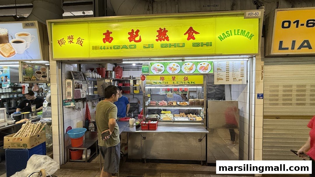 A bustling hawker stall, 'Gao Ji Shu Shi Nasi Lemak', serving traditional Malaysian cuisine with a customer waiting.