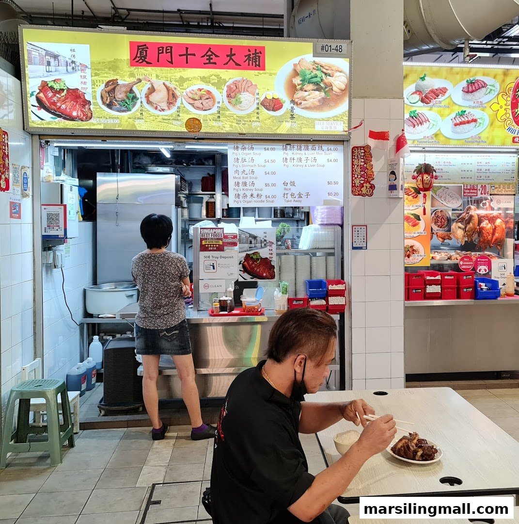 A hawker stall named '厦門十全大補' displaying its menu board with various soup and noodle dishes.