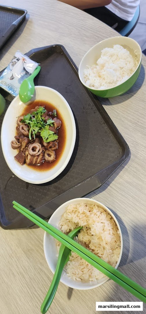 A delicious meal featuring braised intestines with two bowls of rice on a tray.