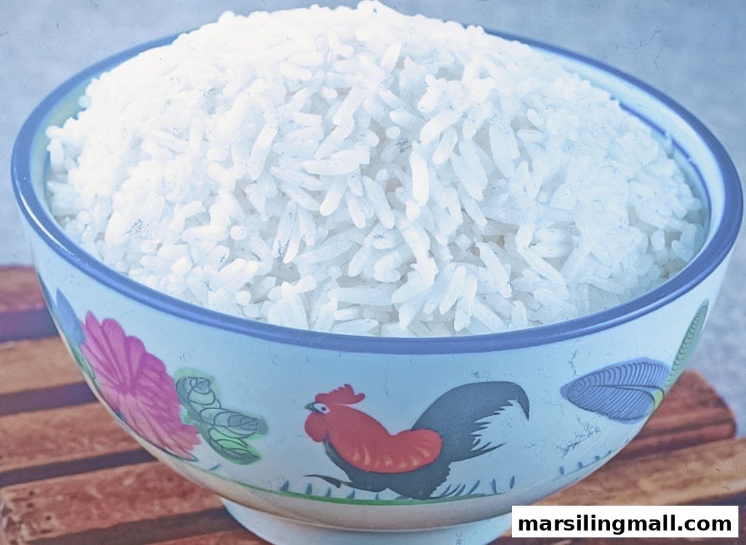 A traditional rooster bowl filled with fluffy white rice, ready to accompany a delicious meal.