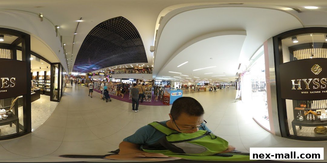 A view of the HYSSES diffuser shop and surrounding mall interior.